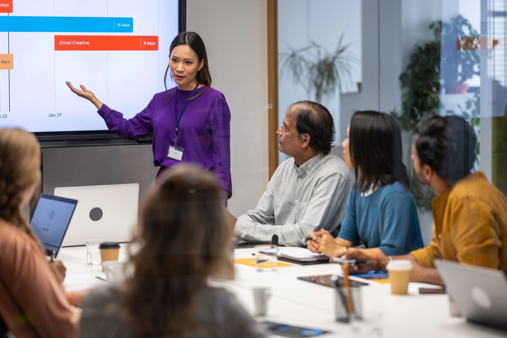 Formadora guiando una sesión de coaching transformacional